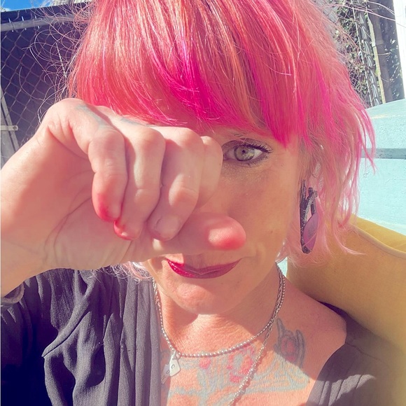 Tanya here, lover of fashion vintage wear! - Picture 5 of 14